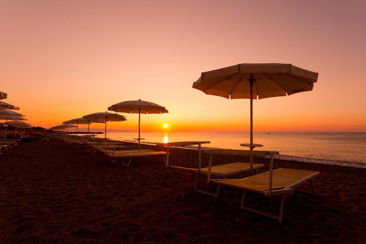 Hellenia Yachting Hotel & Spa Giardini Naxos Esterno foto
